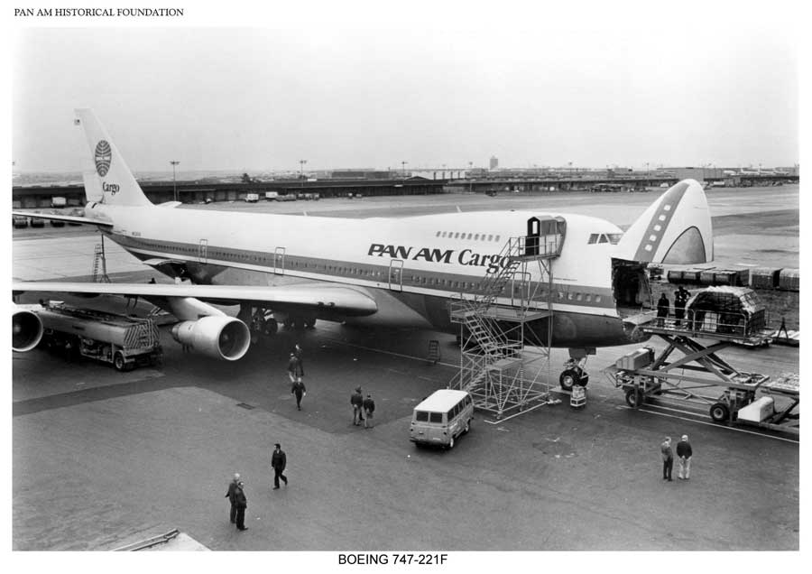 Pan Am Boeing 747 cargo loading